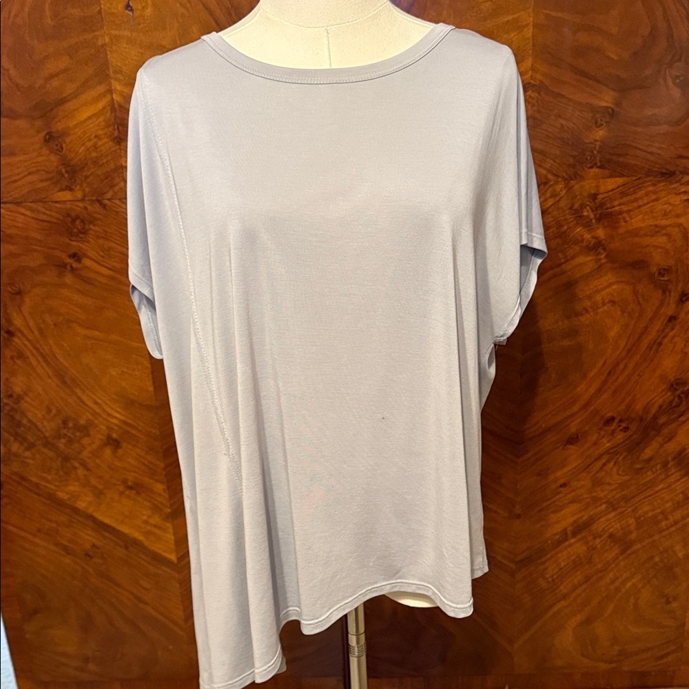 Women's Relaxed Short Sleeve Tee in Light Gray